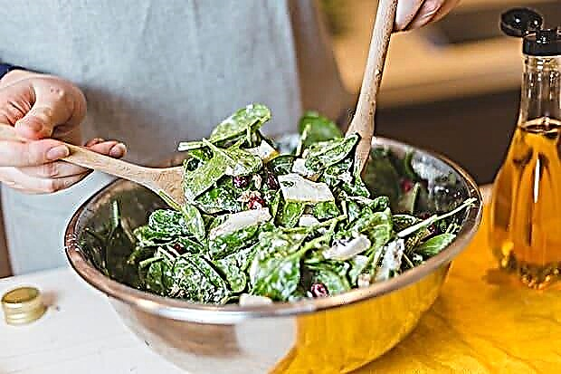 Salad bayam segar dengan mozzarella