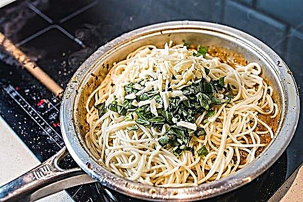 Spaghetti pẹlu adie ati olu