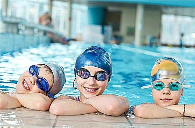 아이에게 바다에서 수영을 가르치는 방법과 수영장에서 아이들을 가르치는 방법