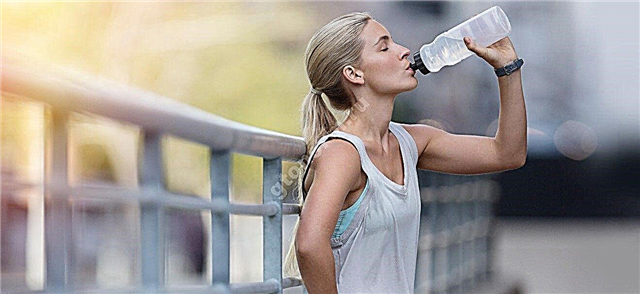 Je v pořádku pít vodu po cvičení a proč nemůžete pít vodu hned